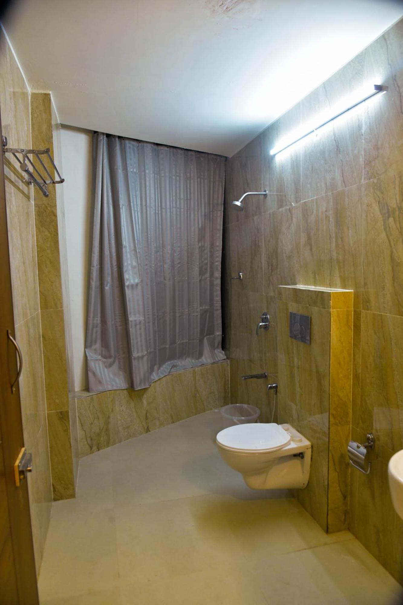 Hotel Ashooka Inn Гандинагар Экстерьер фото