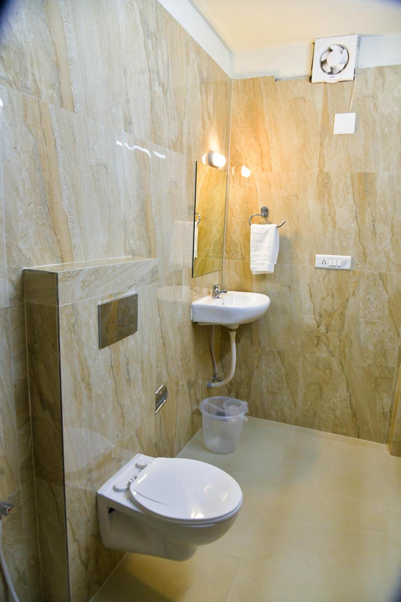 Hotel Ashooka Inn Гандинагар Экстерьер фото
