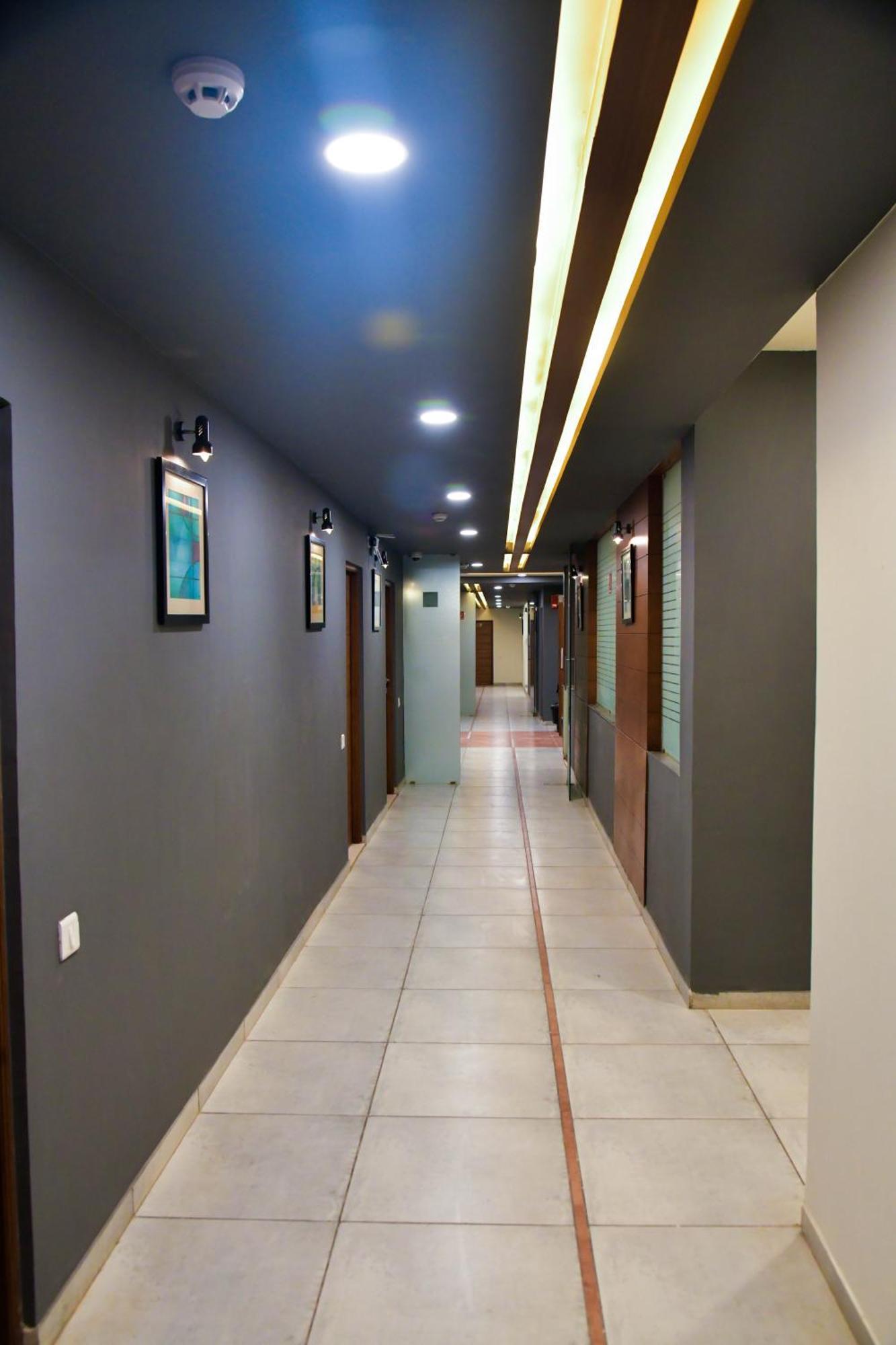 Hotel Ashooka Inn Гандинагар Экстерьер фото
