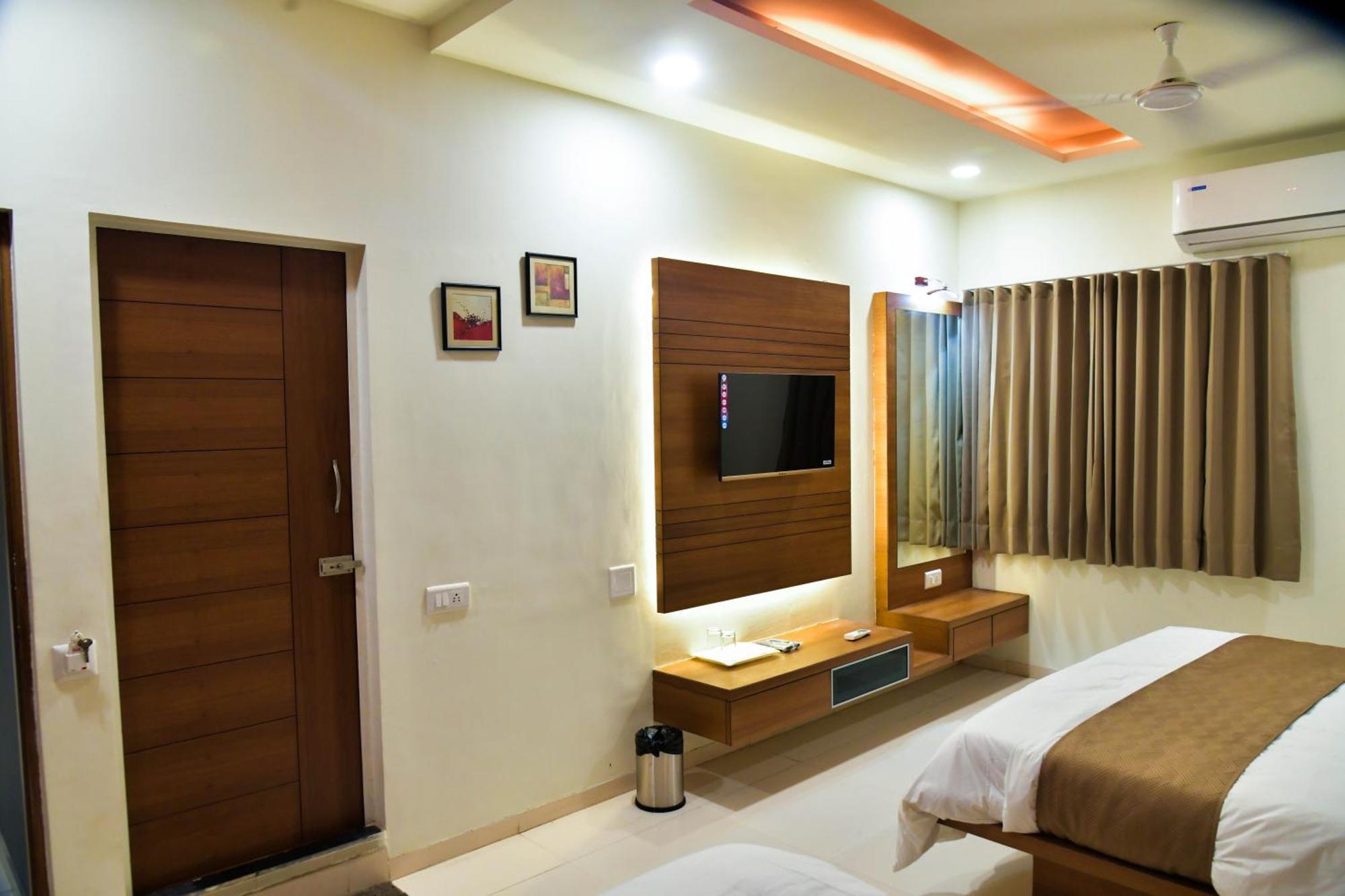 Hotel Ashooka Inn Гандинагар Экстерьер фото