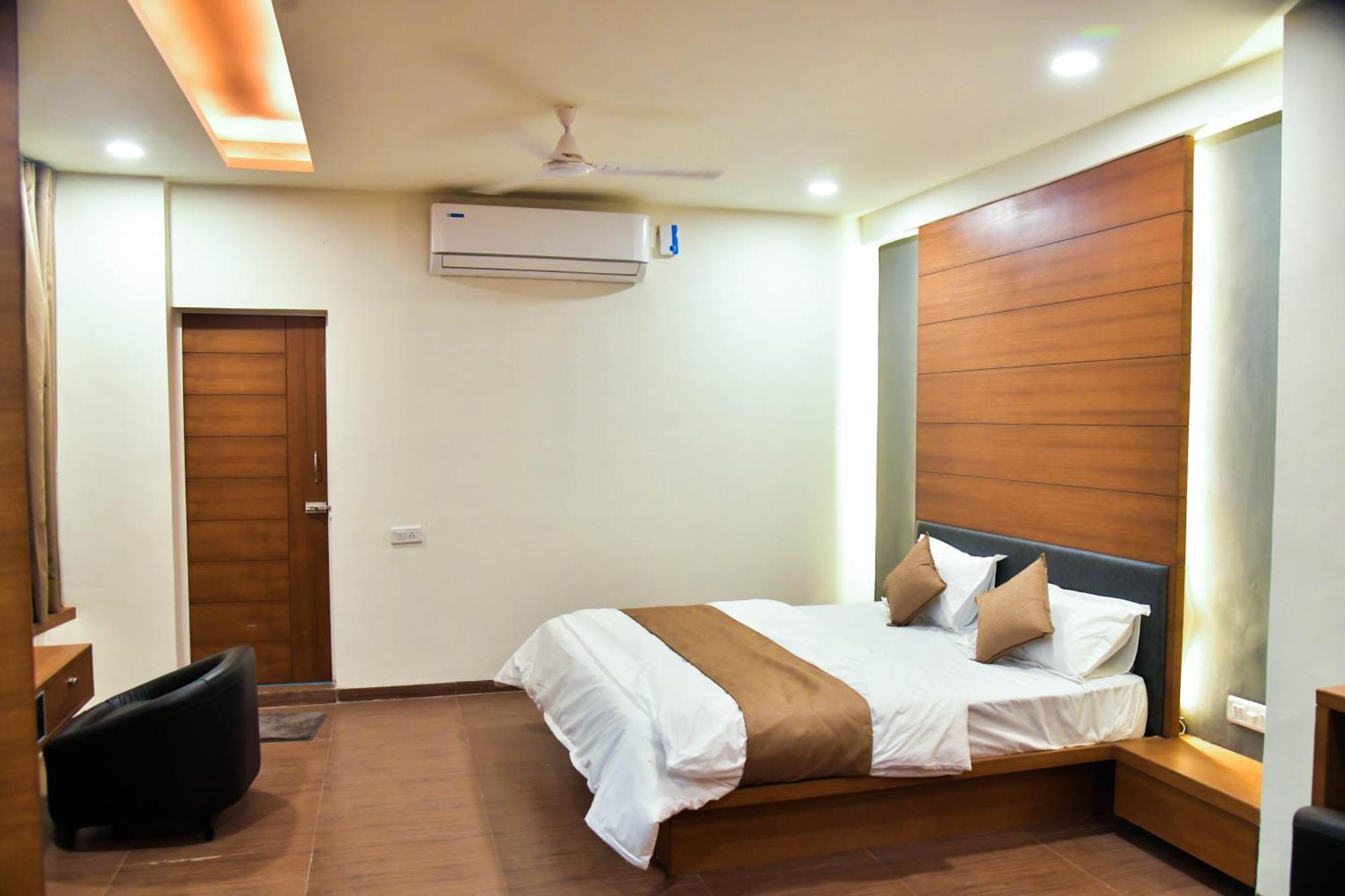 Hotel Ashooka Inn Гандинагар Экстерьер фото